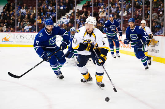 Nashvilles Nick Spaling kontrollerar pucken