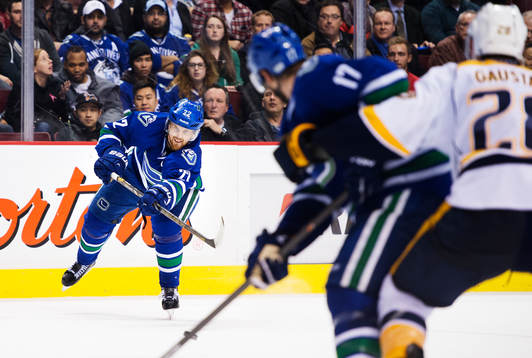 Vancouvers Daniel Sedin passar pucken