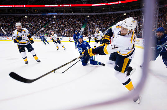 Vancouvers Daniel Sedin (mitten) ser Nashvilles Victor