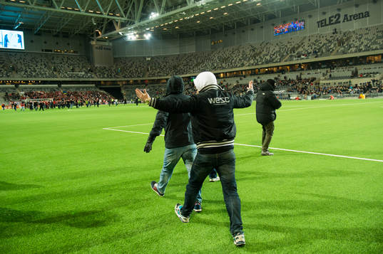 supportrar stormar planen