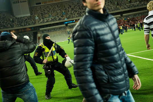 supportrar stormar planen