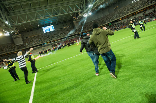 supportrar stormar planen