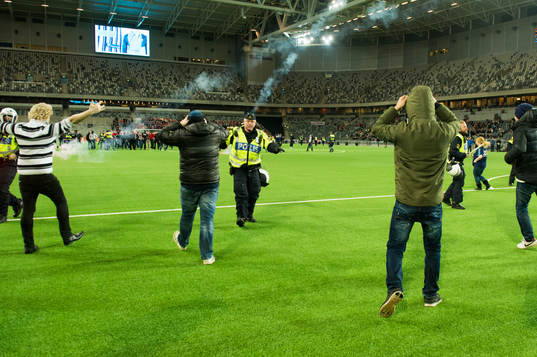 supportrar stormar planen