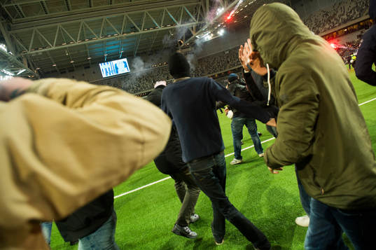 supportrar stormar planen
