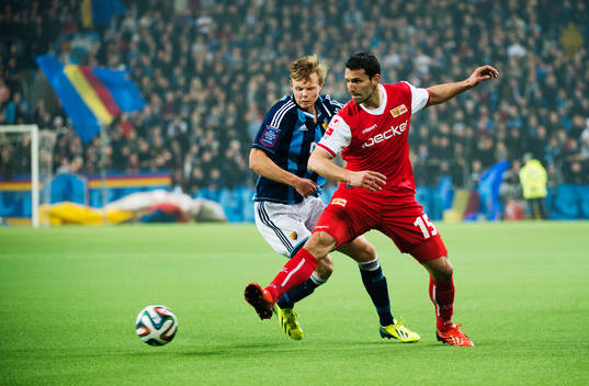 Djurgårdens Tim Söderström mot 1. FC Union Berlins Mario