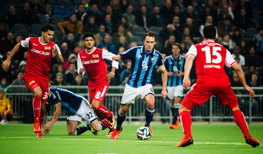 Djurgårdens  Andreas Johansson tar sig fram