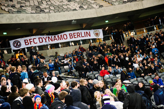 BFC Dynamo Berlin supportrar håller upp en banderoll