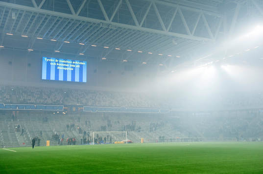 Det meddelas att matchen är avbruten