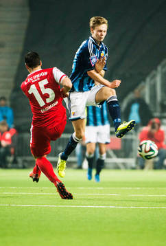 1. FC Union Berlins Mario Eggimann  i en duell med