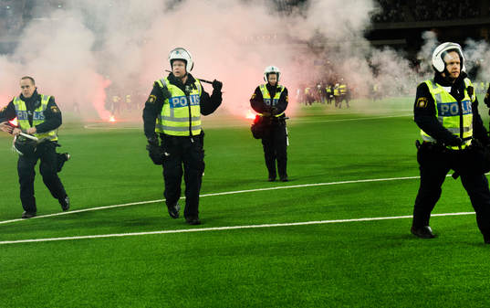 Polisen försöker hindra supportrar att ta sig in på