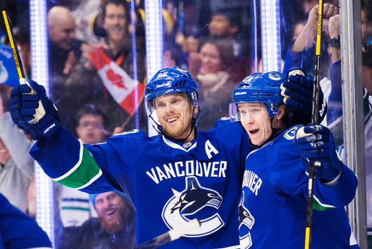 Vancouvers Daniel Sedin och Zac Dalpe jublar