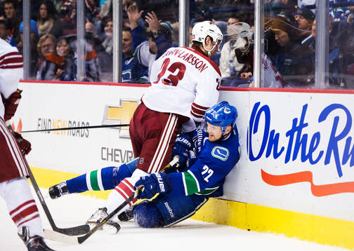 Phoenix Oliver Ekman-Larsson tacklar Vancouvers Daniel Sedin