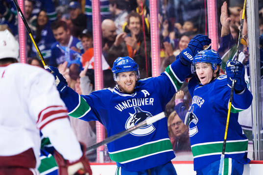 Vancouvers Daniel Sedin och Zac Dalpe jublar