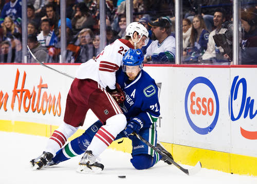 Phoenix Oliver Ekman-Larsson tacklar Vancouvers Daniel Sedin