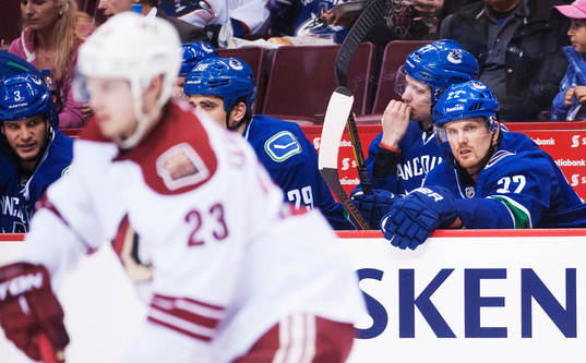 Vancouvers Daniel Sedin sitter på bänken