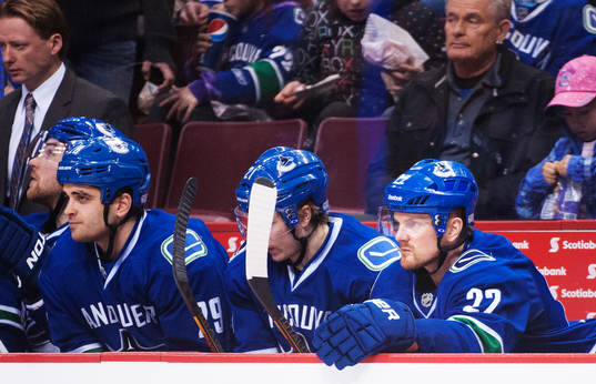 Vancouvers Daniel Sedin sitter på bänken