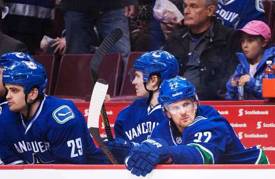 Vancouvers Daniel Sedin sitter på bänken