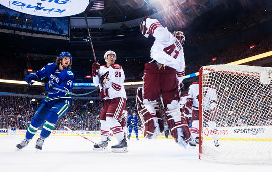 Vancouvers Kellan Lain och Phoenix Michael Stone ser