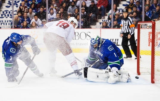 Vancouvers Kevin Bieksa och målvakten Roberto Luongo