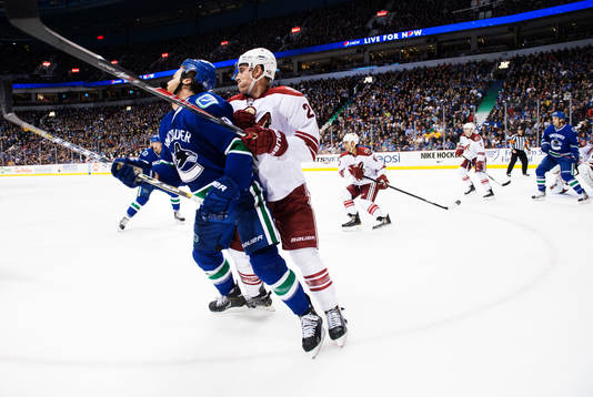 Vancouvers Zack Kassian blir tacklad av Phoenix Michael