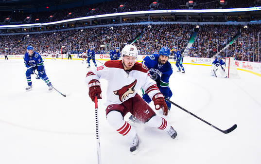 Phoenix Mikkel Boedker utmanas av Vancouvers Jason Garrison