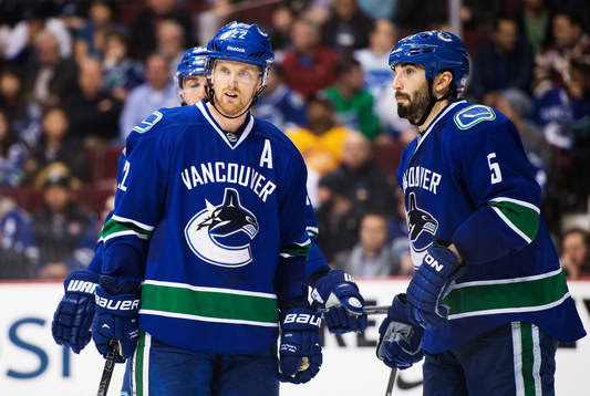 Vancouvers Daniel Sedin och Jason Garrison