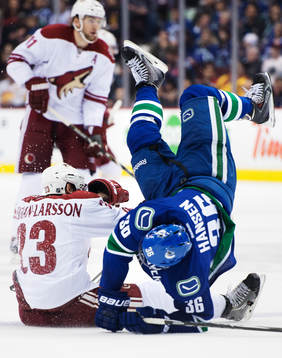 Phoenix Oliver Ekman-Larsson tacklar Vancouvers Jannik