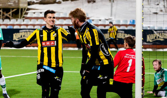 Häckens Alexander Jeremejeff  och Fredrik Björck jublar