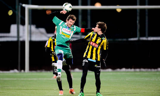 Ljungskiles Aleksander Kitic nickar bollen