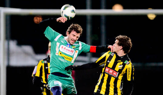 Ljungskiles Aleksander Kitic nickar bollen