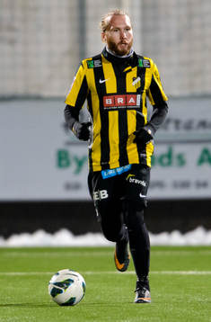 Häckens Emil Wahlström med bollen