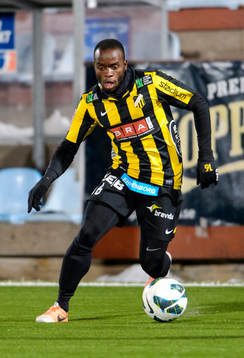 Häckens Sula Matovu med bollen