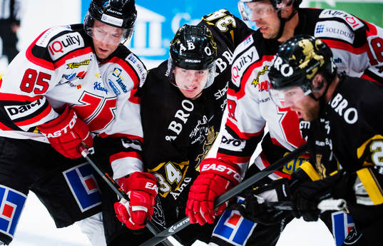 s Michael Lindqvist (m) och Örebros Jared Aulin i kamp om