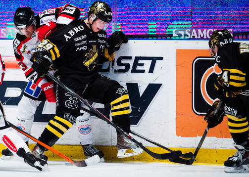 s Henrik Rommel i kamp om pucken