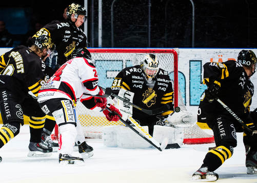 s målvakt Daniel Larsson räddar en puck