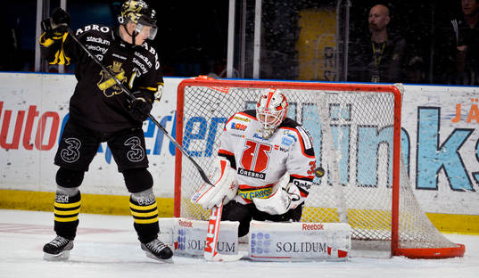 s Patric Blomdahl gör 1-1 bakom Örebros målvakt Tim