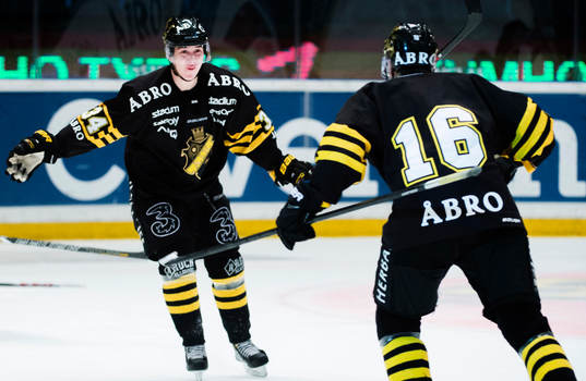 s Michael Lindqvist och Theodor Lennström jublar