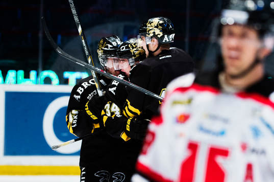 s Michael Lindqvist och Theodor Lennström jublar