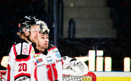 Örebros Marcus Weinstock  och målvakt Tim Sandberg