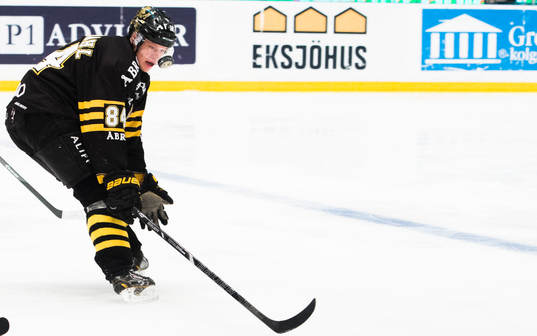 s Patric Blomdahl  med ögonen på pucken