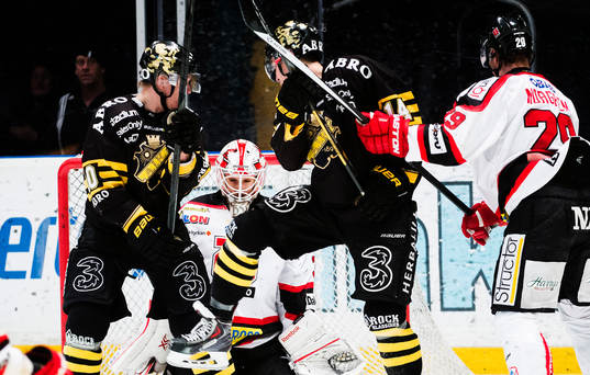 s Esa Pirnes  och Mark Hurtubise framför Örebros målvakt