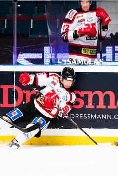 Örebros Johan Wiklander ramlar framför utvisad Marko