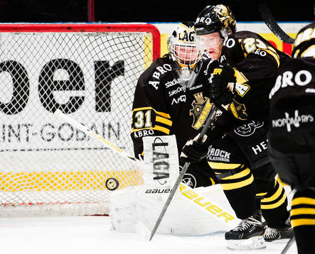 s målvakt Daniel Larsson och Jonas Liwing har koll på