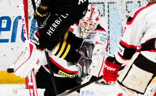 Örebros målvakt Tim Sandberg räddar pucken bakom