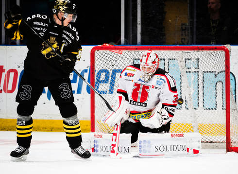 s Patric Blomdahl  gör 1-1 bakom Örebros målvakt Tim