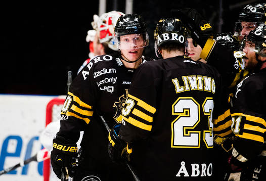 s Esa Pirnes (vänster) jublar med sina lagkamrater