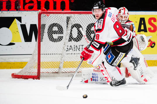 Örebros Viktor Ekbom framför målvakt Tim Sandberg