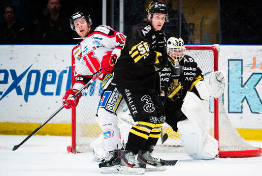 s Dennis Nordström framför målvakt Tim Sandberg