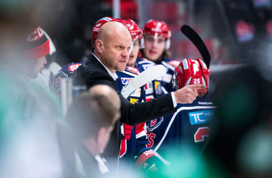 Södertäljes tränare Andreas Johansson är arg på domaren
