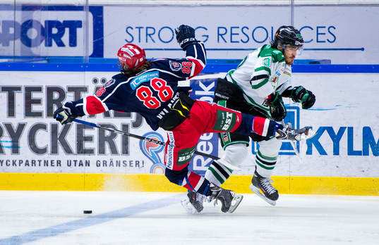 Södertäljes William Nylander Altelius tacklas fult av
